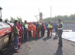 省道S102油層施工現(xiàn)場進(jìn)行安全交底