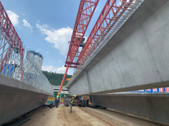 董梁公路新寧段首片箱梁架設(shè)成功