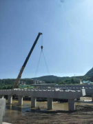 博山區(qū)北山路孝婦河橋第一片預(yù)應(yīng)力空心板梁成功架設(shè)