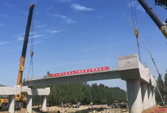 新寧二標(biāo)首片箱梁成功架設(shè)就位