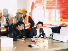 青蘭項目部與工行聯(lián)合為農(nóng)民工開卡送“?！? /> 
          </div> 
         </div> 
         <div   id=