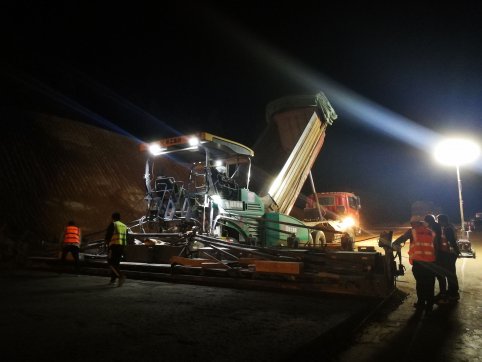 利用良好天氣，爭分奪秒搶進度