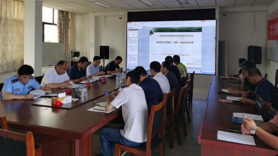 G341膠海線(xiàn)南崔路立交橋完成跨南崔路箱梁吊裝