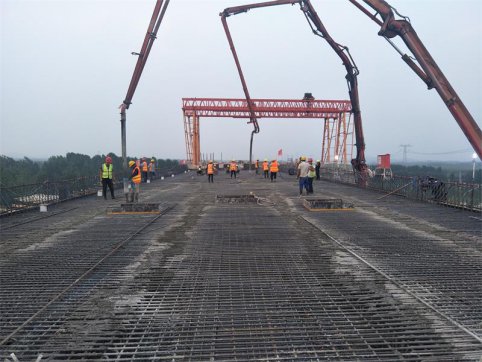 興隆莊特大橋第10聯(lián)右幅第1、2孔現(xiàn)澆箱梁順利完成澆筑