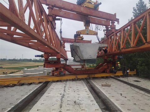  新寧高速K40+540直界水庫(kù)1號(hào)橋預(yù)制箱梁順利吊裝完成