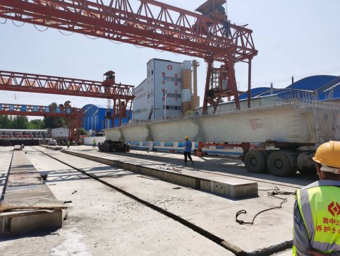G341膠海線(xiàn)南崔路立交橋30m箱梁吊裝完成
