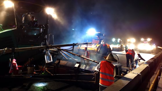 江西項目爭分奪秒搶進(jìn)度，夜晚工地“不打烊”