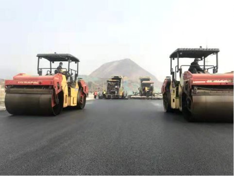北山路上面層攤鋪完成