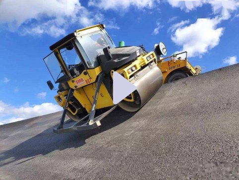 瀝青攤鋪，從國(guó)外引進(jìn)的技術(shù)，國(guó)內(nèi)最高汽車(chē)高速曲面跑道