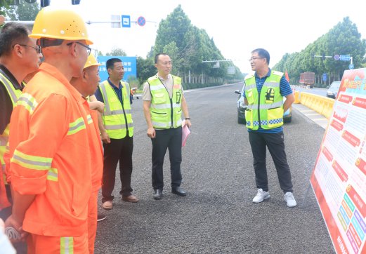 【抓作風(fēng) 創(chuàng)效益】G205項目部參加交通部門組織的安全生產(chǎn)月宣傳活動