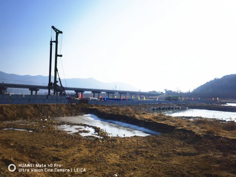 【臨臨風(fēng)采】臨臨六標(biāo)首樁在二分部沂河大橋開(kāi)鉆