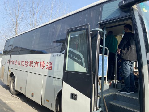 溫馨大巴進項目，體檢關(guān)愛暖人心